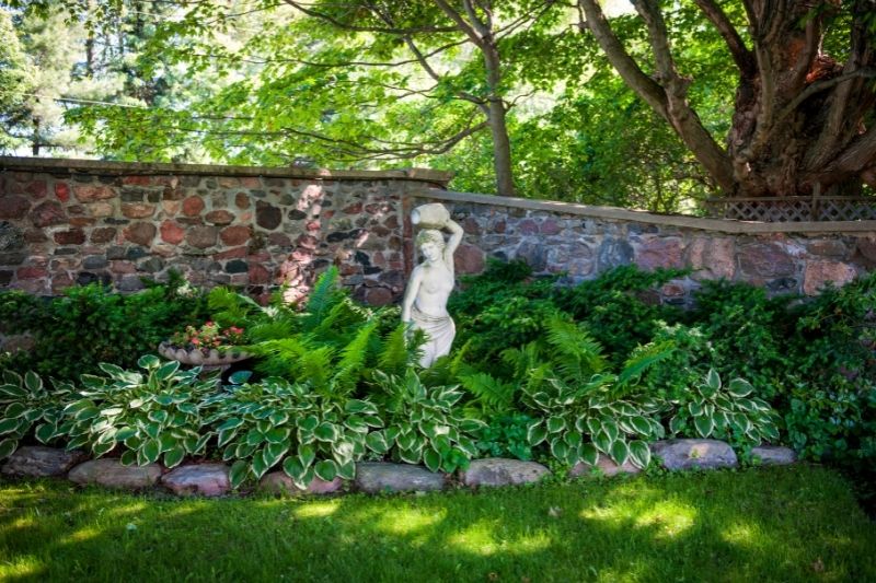 Árnyékos kert szoborral